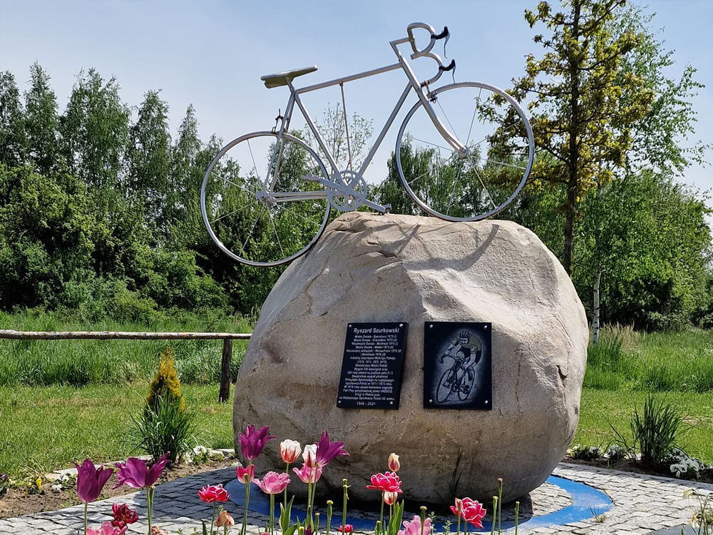 Pomnik z rowerem na głazie