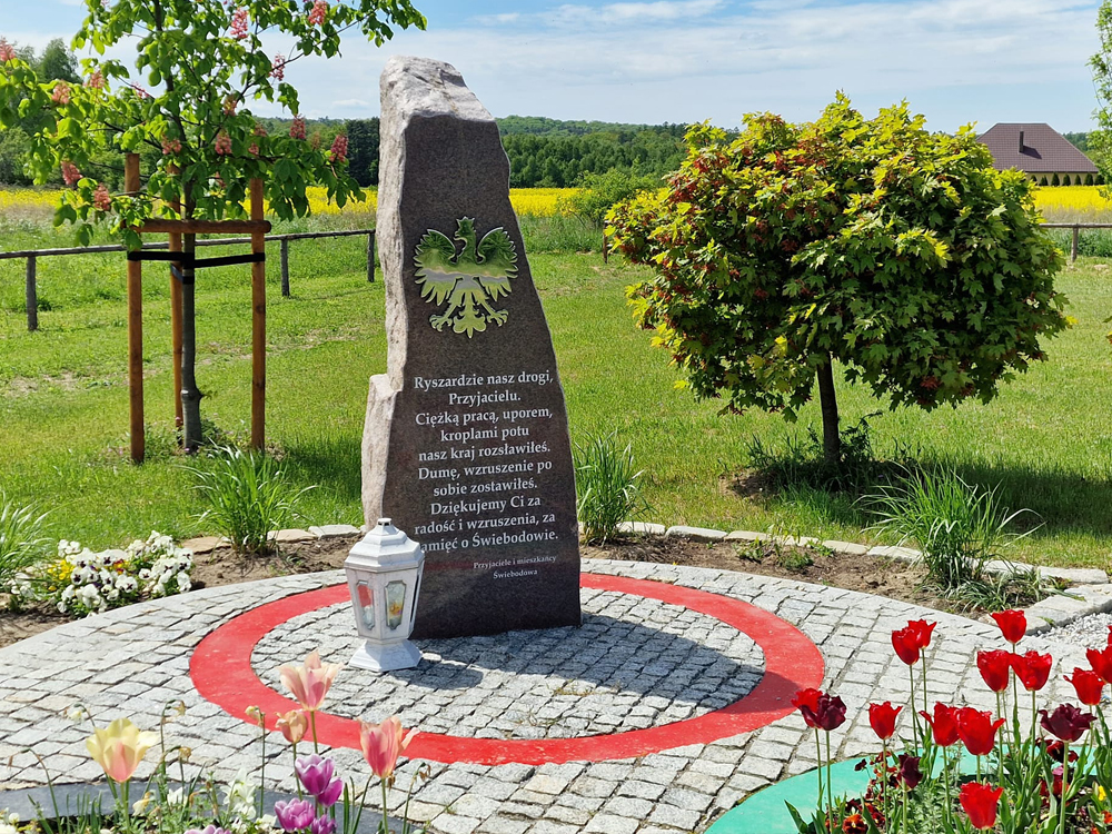 Postument z orłem i dedykacją