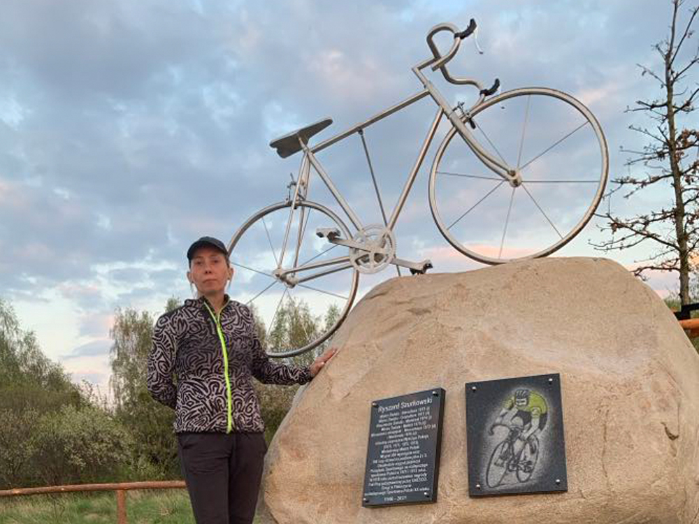 Iwona Arkuszewska-Szurkowska przy pomniku