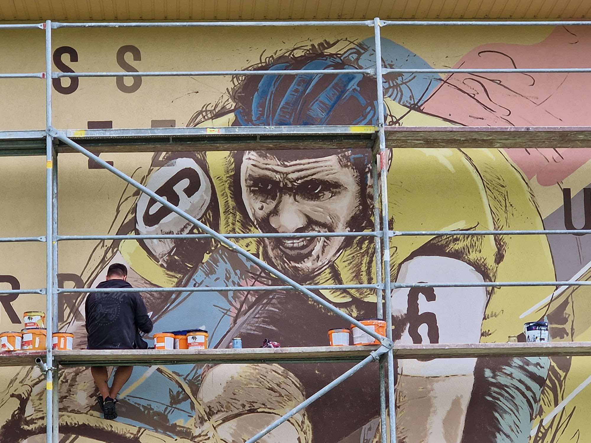 Mural Ryszarda Szurkowskiego na ścianie Zespołu Szkół w Krośnicach